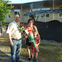 Vorsitzender Jochen Kraft übergibt eine Rose an die Mutter eines Erstklässlers