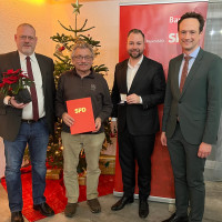Verleihung der Willy-Brandt-Medaille an Roland Strauß. Von links: Vorsitzender Jochen Kraft, Roland Strauß, Landrat Florian Töpper und MdB Markus Hümpfer
